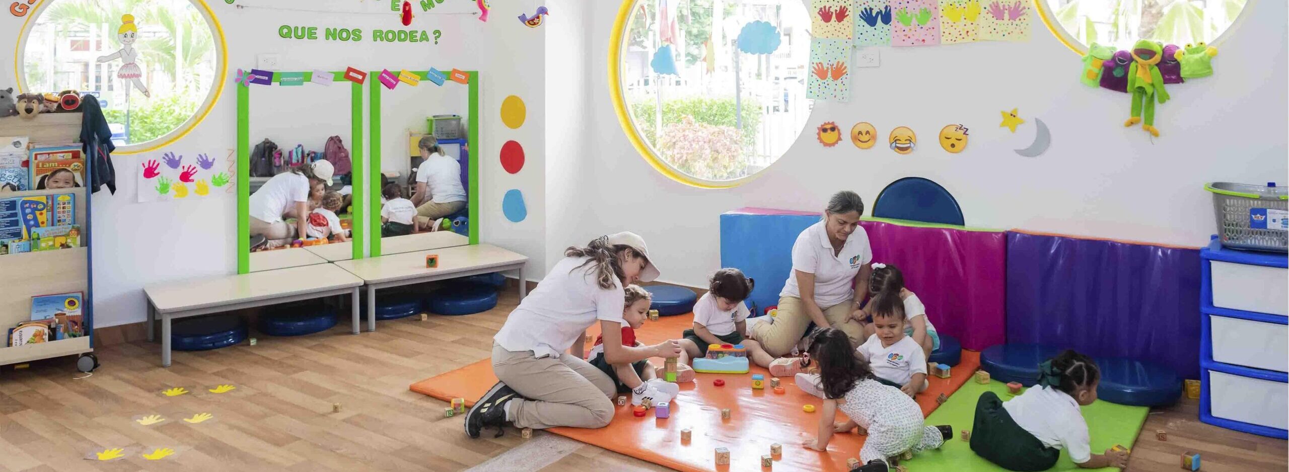 Colegio Británico de Cartagena profesoras y niños aprendiendo juntos